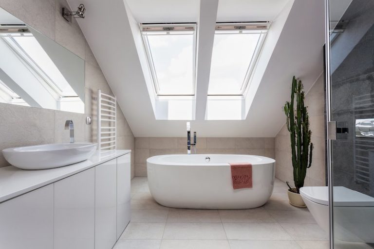 Comment aménager une salle de bain sous les combles ?