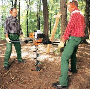 comment creuser un trou avec une tarière, étape 2 : utiliser une tarière à deux