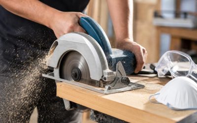 Comment réaliser des coupes nettes et sûres dans le bois avec une scie circulaire ?