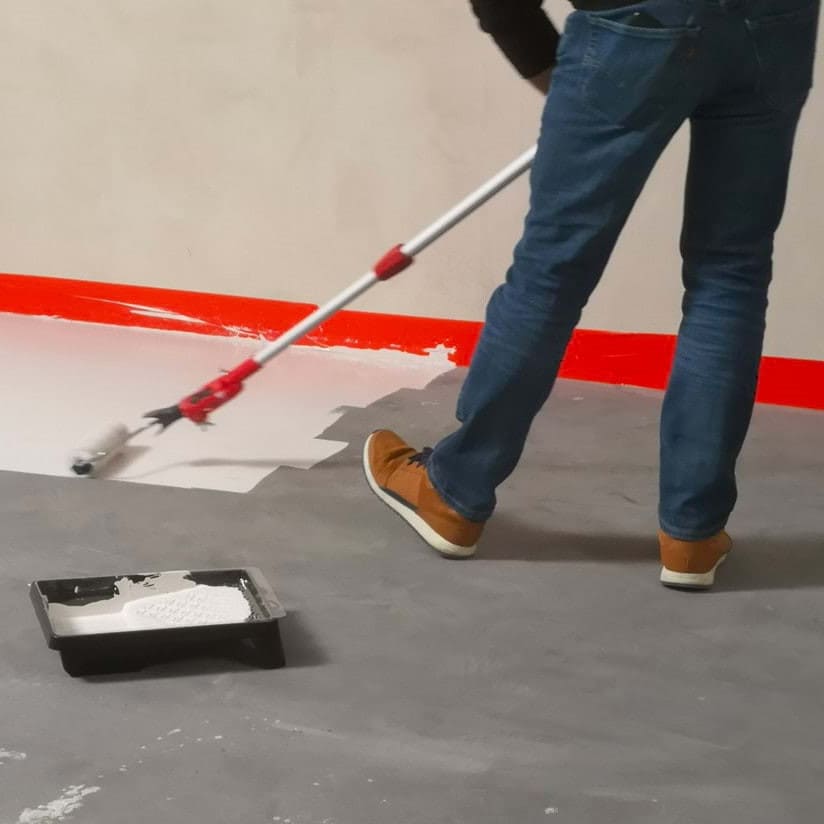 Comment appliquer la peinture sur le sol en béton de son garage pour un résultat durable et élégant ?